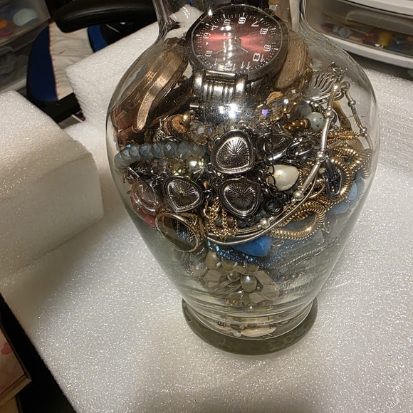 Glass Vase full Of Costume Jewelry And Some Watches... For The Hole Jar 27 Dolla - Picture 4 of 5